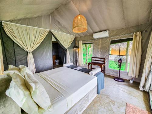 Letto o letti in una camera di Gal Oya Lake Club