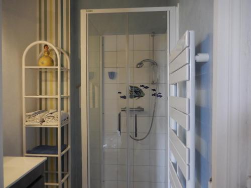 y baño con ducha y puerta de cristal. en Chambres d'Hôtes - Domaine Des Perrières, en Crux-la-Ville
