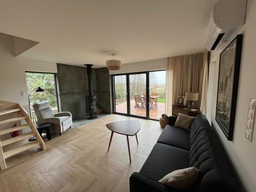 una sala de estar con un sofá y una mesa en Biebrzaski - dom nad Biebrzą, en Wierciszewo