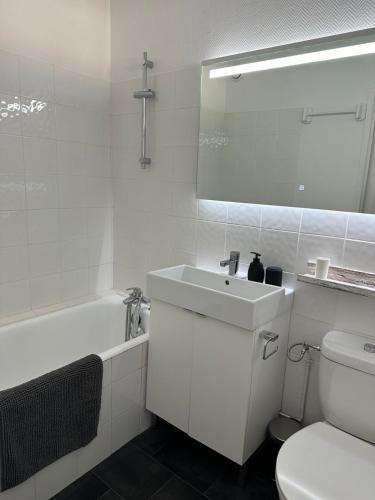 une salle de bain avec un lavabo, une baignoire et des toilettes dans l'établissement New apartment with panoramic view, à Marseille