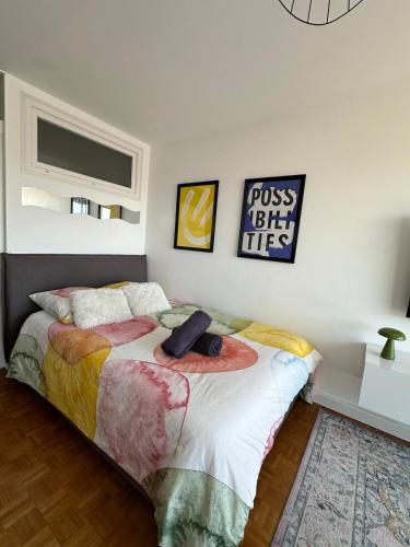 une chambre avec un lit avec une couette colorée dans l'établissement New apartment with panoramic view, à Marseille