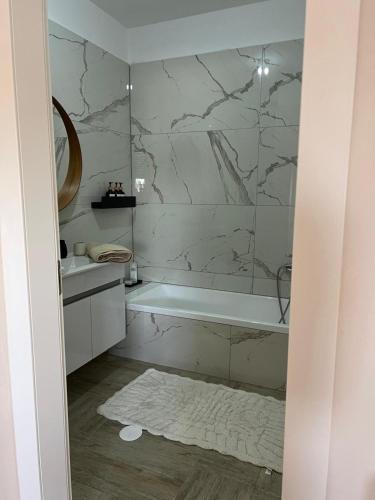 a bathroom with a shower and a tub and a sink at פנטאהוז מרהיב ויוקרתי 6 חדרים ! יש ממד בתוך הבית ! in Beit Shemesh