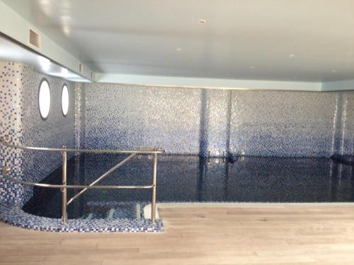 een kamer met een muur met blauwe en witte tegels bij Apartments Latsenko in Calpe