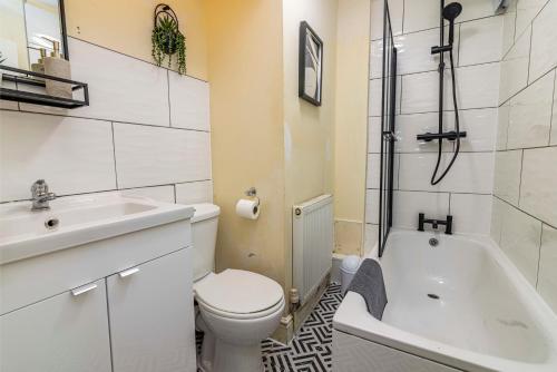 a bathroom with a toilet and a sink and a tub at Kasu Lodge - Sneinton, Nottingham in Nottingham