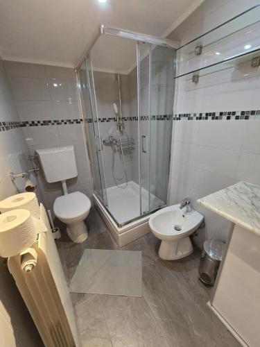 Ένα μπάνιο στο House Lorenco, Selce