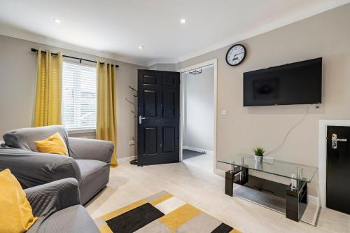 TV a/nebo společenská místnost v ubytování Superb 3 Bed Home Away from Home in Glasgow, just off M8 with free parking