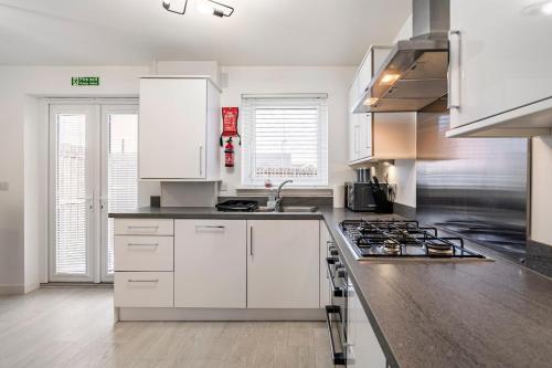 Kuchyň nebo kuchyňský kout v ubytování Superb 3 Bed Home Away from Home in Glasgow, just off M8 with free parking