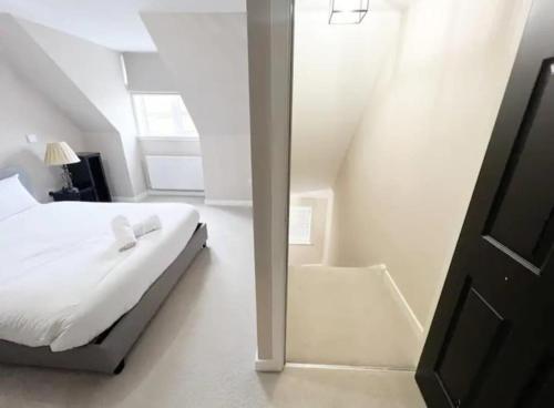 Postel nebo postele na pokoji v ubytování Superb 3 Bed Home Away from Home in Glasgow, just off M8 with free parking
