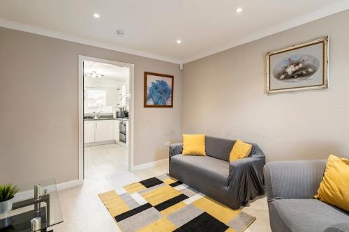 Posezení v ubytování Superb 3 Bed Home Away from Home in Glasgow, just off M8 with free parking