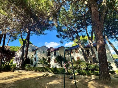 a house with a basketball hoop in front of it at Costa Madrid Apartment 2bed in San Martín de Valdeiglesias