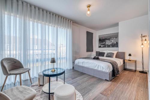 une chambre avec un lit et une table en verre dans l'établissement T3 Disneyland et gare a pied LE DUPLEX 6 ou 7 personnes, à Serris