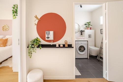 Dieses kleine Apartment verfügt über ein Bad mit einer Waschmaschine. in der Unterkunft F2 Ma Bohème classé 3 étoiles in Courcouronnes