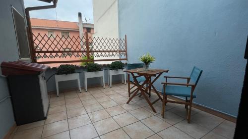 een balkon met een tafel en stoelen op een balkon bij Colombohouse87 in Quartu SantʼElena