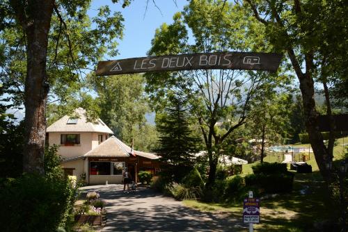 a street sign that reads les delle bots at Camping-Hotel de Plein Air Les 2 Bois in Baratier