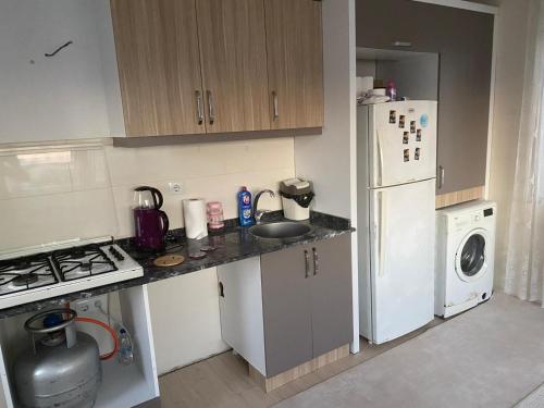 cocina pequeña con nevera blanca y fogones en Smart Apartment, en Antalya