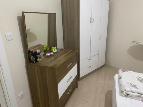 1 dormitorio con tocador de madera y espejo en Smart Apartment, en Antalya