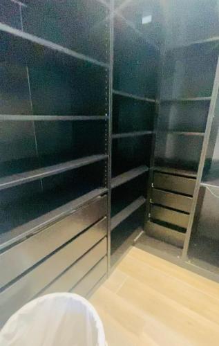 - un dressing avec des barres creuses dans l'établissement Architect-designed house in Bordeaux, à Pessac