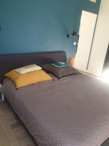 un lit avec deux oreillers dessus dans une chambre dans l'établissement Architect-designed house in Bordeaux, à Pessac