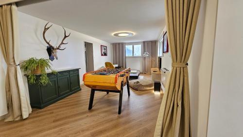 - un salon avec une table dans une pièce dans l'établissement La Maison Bleue, à Saint-Mitre-les-Remparts