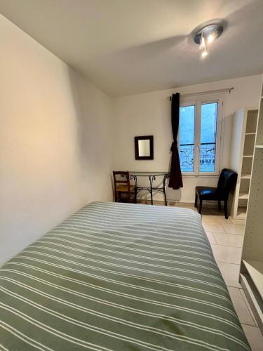 une chambre avec un lit et une table dans l'établissement Studio Confort à Montmartre, à Paris