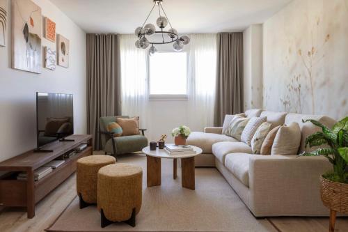 3 Bed Apartment Sleeps 6 - Balcony - Free Parking