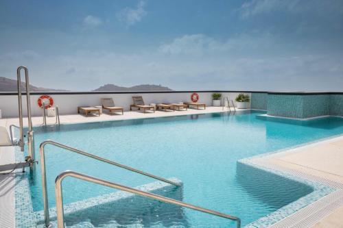 3 Bed Apartment Sleeps 6 - Balcony - Free Parking