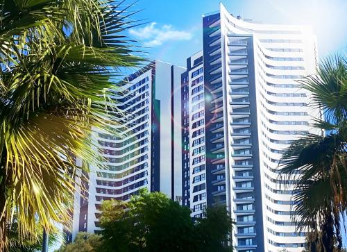 3 Bed Apartment Sleeps 6 - Balcony - Free Parking