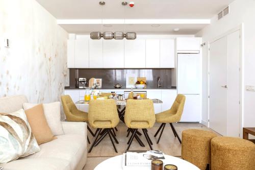 3 Bed Apartment Sleeps 6 - Balcony - Free Parking