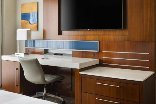a desk with a chair and a television in a hotel room at South Sioux City Marriott Riverfront in South Sioux City
