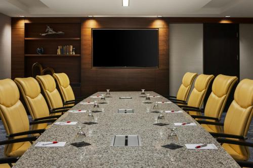 a conference room with a long table and chairs at South Sioux City Marriott Riverfront in South Sioux City
