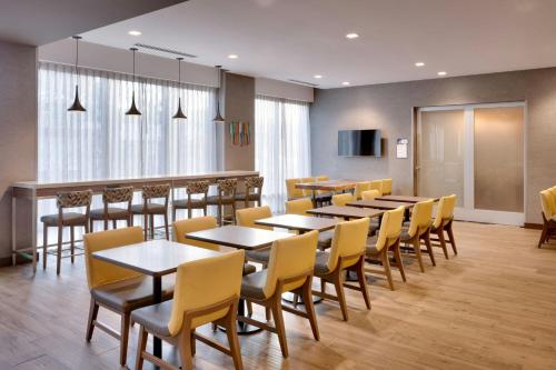 TV a/nebo společenská místnost v ubytování TownePlace Suites by Marriott Los Angeles LAX/Hawthorne