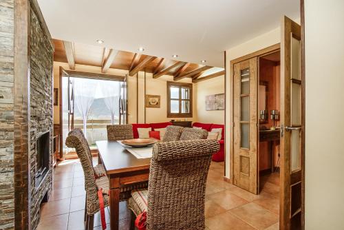 a kitchen and living room with a table and chairs at Casa Paula, Naturaleza y Paz - Arafita Apartamentos in Sorripas