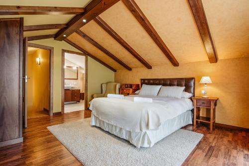 a bedroom with a large bed in a room at Casa Paula, Naturaleza y Paz - Arafita Apartamentos in Sorripas