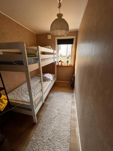 Postel nebo postele na pokoji v ubytování Fint litet hus i Mellbystrand