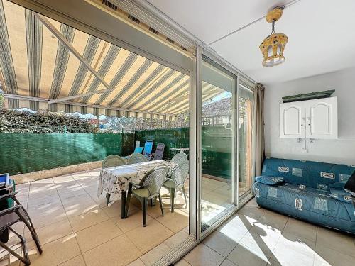 une salle à manger avec une table et un canapé dans l'établissement T1 Familial avec Terrasse, Piscine, Plage à 6 Min à Pied et Aqualand à 2 Min, au Cap d'Agde