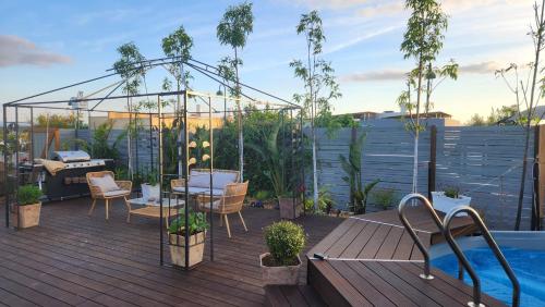 a patio with a table and chairs on a deck at בוס-תן בגולן in Giv'at Yo'av