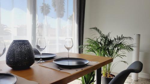 une table avec deux verres et une plaque dans l'établissement Spacieux T4 rénové en plein cœur de Hyères idéal pour des vacances en famille, à Hyères