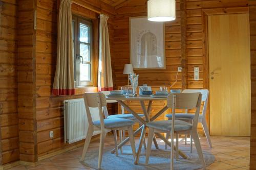 ภาพในคลังภาพของ Familienurlaub im Wald am Twistesee Ferienhaus 20 nur 300 m zum See - Grill & Terasse & hundefreundlich - Twistesee-Ferien ในAbádszalók