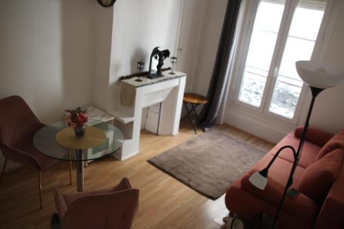 un salon avec un canapé et une table dans l'établissement Saint-Martin's Inn, à Paris