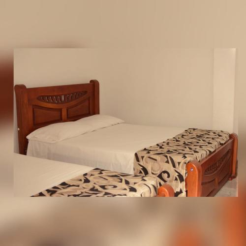 two beds in a small room withskirts at Hotel Isla Capri in Mompos