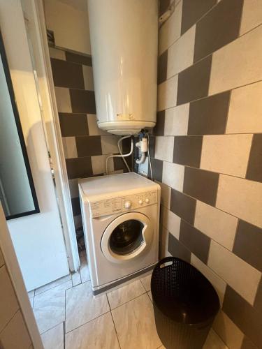 a washer and dryer in a corner of a room at Studio Mayotte Escale in Liancourt