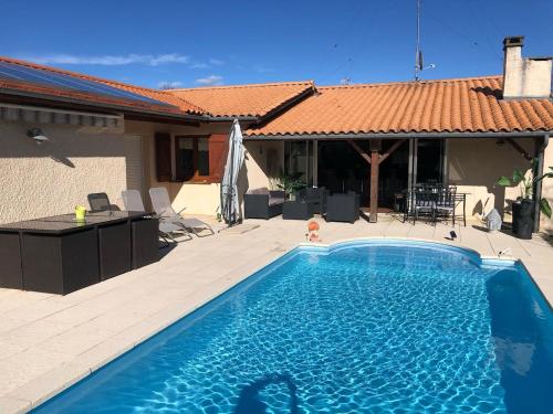 Villa lumineuse, logement et jardin et piscine privatifs, TV connectée