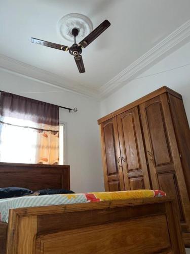 Ένα ή περισσότερα κρεβάτια σε δωμάτιο στο Jawnehs Apartment Bijilo
