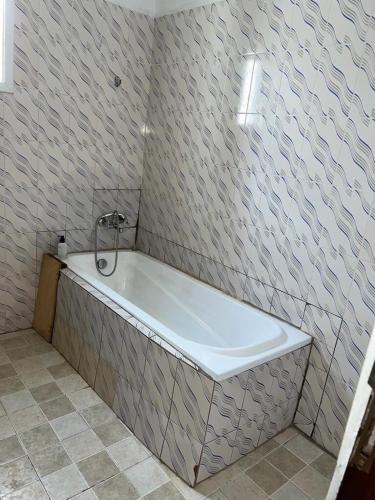Ένα μπάνιο στο Jawnehs Apartment Bijilo