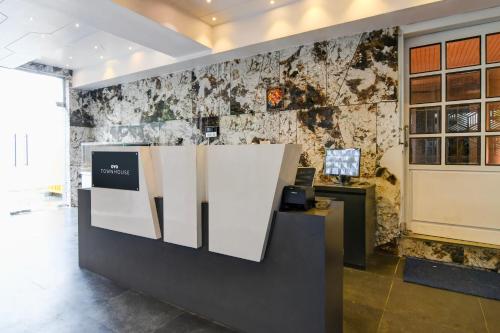 um hall de entrada de um edifício com uma parede com cartazes em Super Collection O by OYO Water View Residency em kolkata