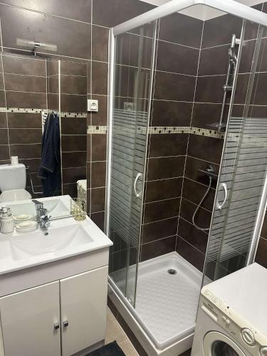 une salle de bain avec une douche, un lavabo et des toilettes dans l'établissement T2 Castellane proche du stade vélodrome et du vieux port, à Marseille