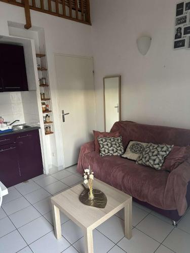 un salon avec un canapé et une table basse dans l'établissement T2 Castellane proche du stade vélodrome et du vieux port, à Marseille