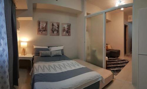 a bedroom with a bed and a desk in it at 1BR - 17th fr Mountain-view at Sundance Residences in Cebu City
