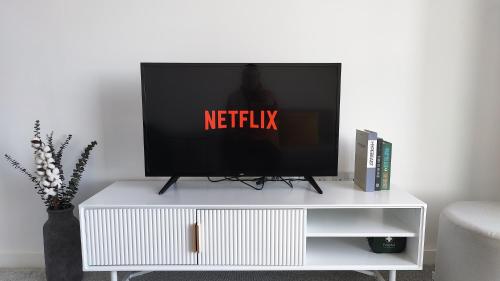 Penthouse-Like Apartment with City & Waterfront Views in Old Trafford with 500Mbps Internet and Netflixにあるテレビまたはエンターテインメントセンター