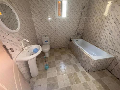 Ένα μπάνιο στο Jawnehs Apartment Bijilo